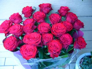 赤バラのプレゼント｜「花やす」　（神奈川県川崎市麻生区の花キューピット加盟店 花屋）のブログ